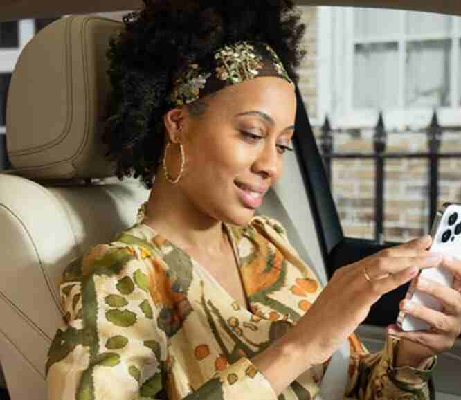 Akkulaufzeit, USB-Ladung und Stromoptionen