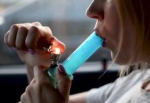 Rauchsignale der Moderne: Bong-Kauf als unterhaltsame Kontroverse Bong-Kauf als unterhaltsame Kontroverse